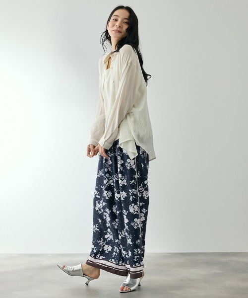 QUEENS COURT（クイーンズコート）の「パウダーサテンパネルプリントワイドパンツ（その他パンツ・レディース・ダークネイビー/ブラック系その他・M）」の9枚目の写真