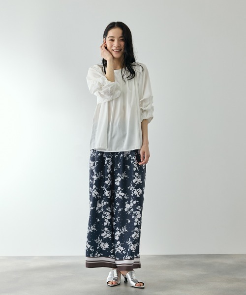 QUEENS COURT（クイーンズコート）の「パウダーサテンパネルプリントワイドパンツ（その他パンツ・レディース・ダークネイビー/ブラック系その他・M）」の5枚目の写真