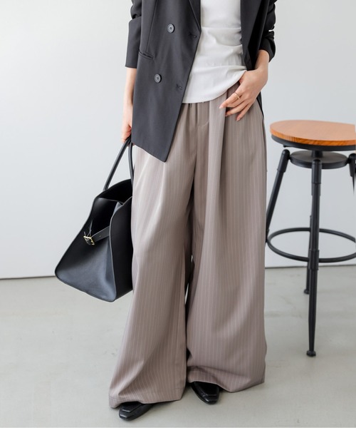 AMELY(エミリー)の「タックワイドイージーパンツ(その他パンツ・レディース・ネイビー/ベージュ/ブラック・M/L)」の2枚目の写真