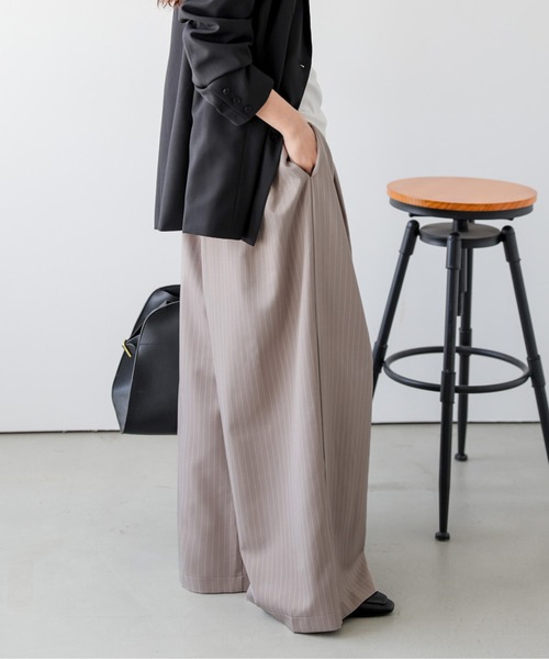 AMELY(エミリー)の「タックワイドイージーパンツ(その他パンツ・レディース・ネイビー/ベージュ/ブラック・M/L)」の9枚目の写真