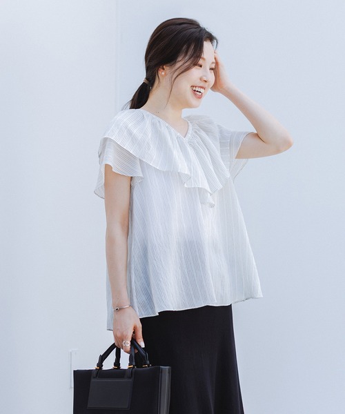 ROPE'(ロペ)の「【WEB限定カラー】Vネックフリル半袖ブラウス(無地・ピンストライプ)/イージーケア(シャツ/ブラウス・レディース・ピンク/ホワイト系その他/ブルー/ブラック・FREE)」の2枚目の写真