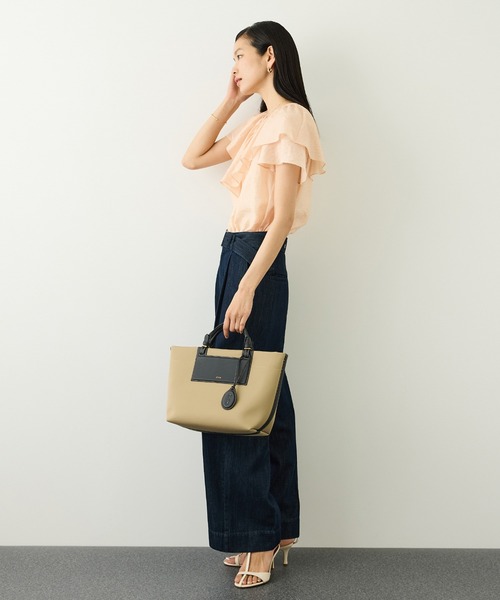 ROPE'(ロペ)の「【WEB限定カラー】Vネックフリル半袖ブラウス(無地・ピンストライプ)/イージーケア(シャツ/ブラウス・レディース・ピンク/ホワイト系その他/ブルー/ブラック・FREE)」の6枚目の写真