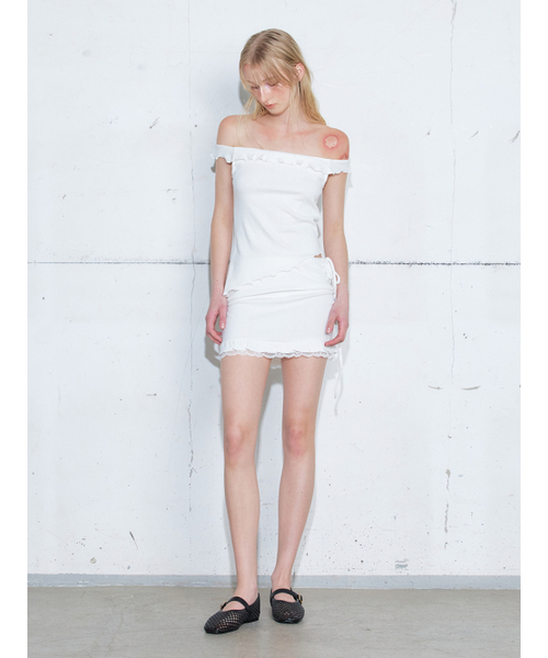 ETMON(エトモン)の「Eyelet Ruffle Off Shoulder T-Shirt, White(Tシャツ/カットソー・レディース・その他・F)」の4枚目の写真