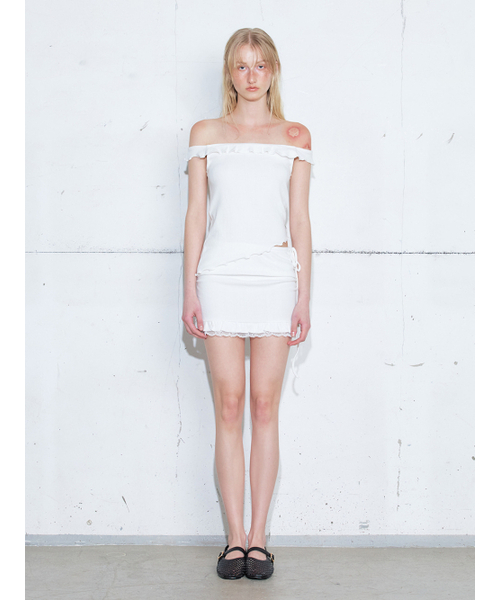ETMON(エトモン)の「Eyelet Ruffle Off Shoulder T-Shirt, White(Tシャツ/カットソー・レディース・その他・F)」の2枚目の写真