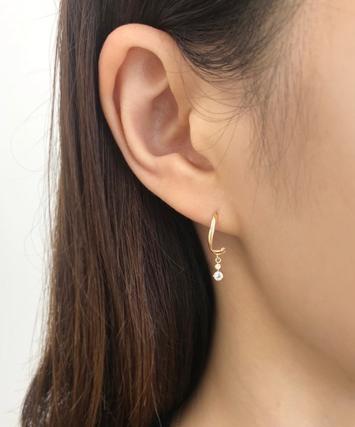TAKE-UP（テイクアップ）の「K10　ヒネリライン　ダイヤモンドピアス( YG)（ピアス（両耳用）・レディース・イエローゴールド・FREE）」の2枚目の写真