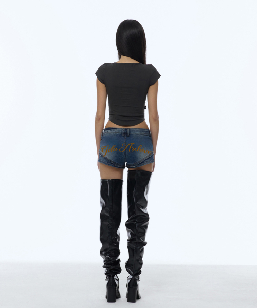 GILAARCHIVE（ギラアーカイブ）の「RAW EDGE SCRIPT LOGO DENIM SHORTS_BLUE（デニムパンツ・レディース・その他・SMALL/MEDIUM）」の4枚目の写真