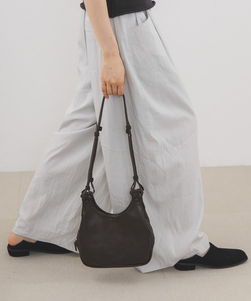 KBF(ケイビーエフ)の「ショルダーデザインミニBAG(ショルダーバッグ・レディース・ダークブラウン/ブラック・ONE)」の2枚目の写真
