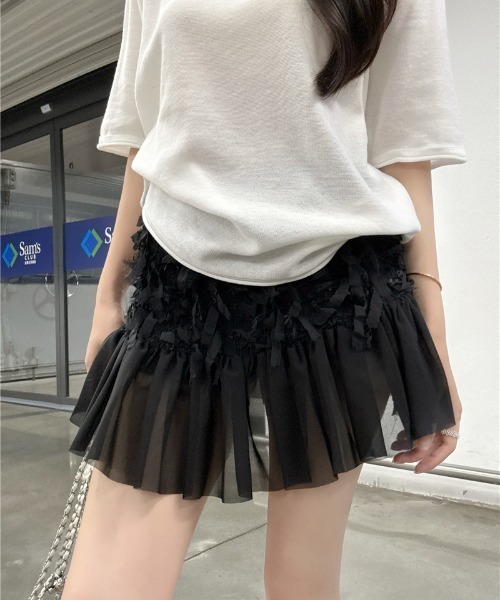 LUCPY(ラクピー)の「フラワージャガードチュールフリルミニスカート(スカート・レディース・ブラック/ホワイト・SMALL/LARGE/MEDIUM)」の2枚目の写真