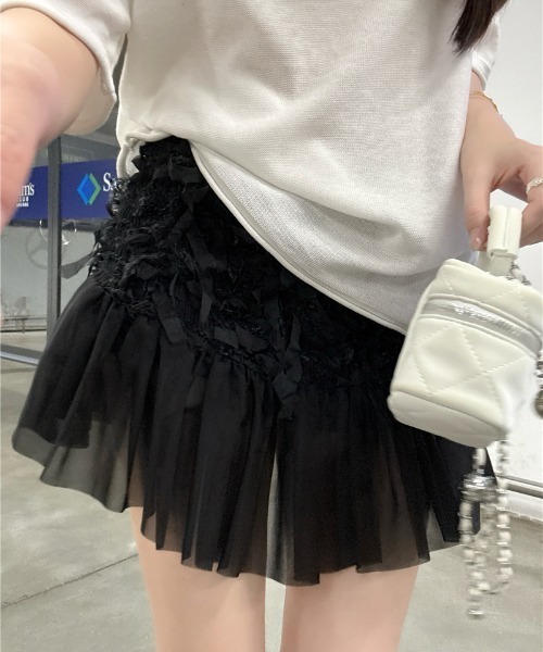 LUCPY(ラクピー)の「フラワージャガードチュールフリルミニスカート(スカート・レディース・ブラック/ホワイト・SMALL/LARGE/MEDIUM)」の4枚目の写真