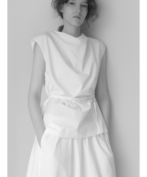 NOWNS(ナウンス)の「Nina | Drape neck blouse(Tシャツ/カットソー・レディース・チャコールグレー/アイボリー・FREE)」の13枚目の写真