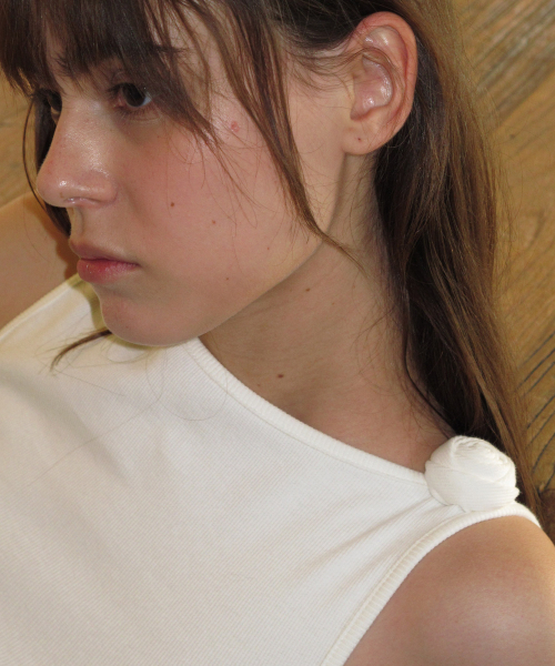 CENTAUR.KR(セントール)の「MINI ROSI SLEEVELESS TOP_WHITE(Tシャツ/カットソー・レディース・その他・FREE)」の2枚目の写真