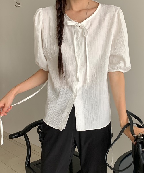 LOENNE(ロエヌ)の「Tie Neck Blouse / タイネックブラウス(Tシャツ/カットソー・レディース・ブラック/クリーム/ホワイト・FREE)」の6枚目の写真