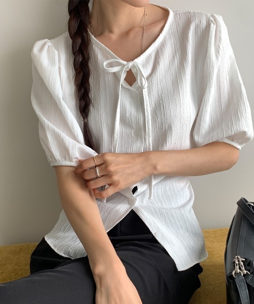 LOENNE(ロエヌ)の「Tie Neck Blouse / タイネックブラウス(Tシャツ/カットソー・レディース・ブラック/クリーム/ホワイト・FREE)」の8枚目の写真