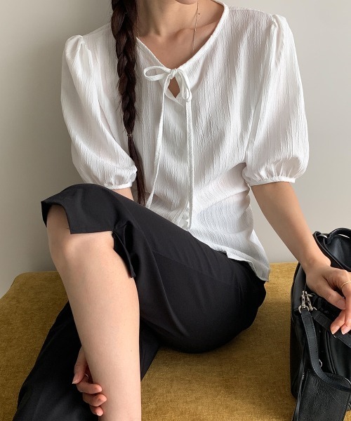 LOENNE(ロエヌ)の「Tie Neck Blouse / タイネックブラウス(Tシャツ/カットソー・レディース・ブラック/クリーム/ホワイト・FREE)」の9枚目の写真