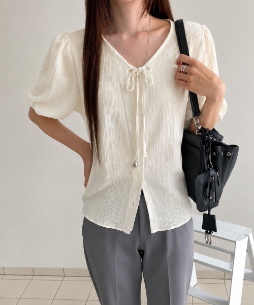 LOENNE(ロエヌ)の「Tie Neck Blouse / タイネックブラウス(Tシャツ/カットソー・レディース・ブラック/クリーム/ホワイト・FREE)」の11枚目の写真