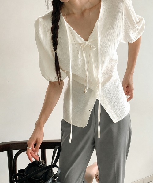 LOENNE(ロエヌ)の「Tie Neck Blouse / タイネックブラウス(Tシャツ/カットソー・レディース・ブラック/クリーム/ホワイト・FREE)」の12枚目の写真