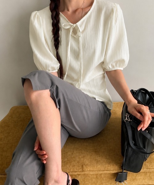 LOENNE(ロエヌ)の「Tie Neck Blouse / タイネックブラウス(Tシャツ/カットソー・レディース・ブラック/クリーム/ホワイト・FREE)」の14枚目の写真