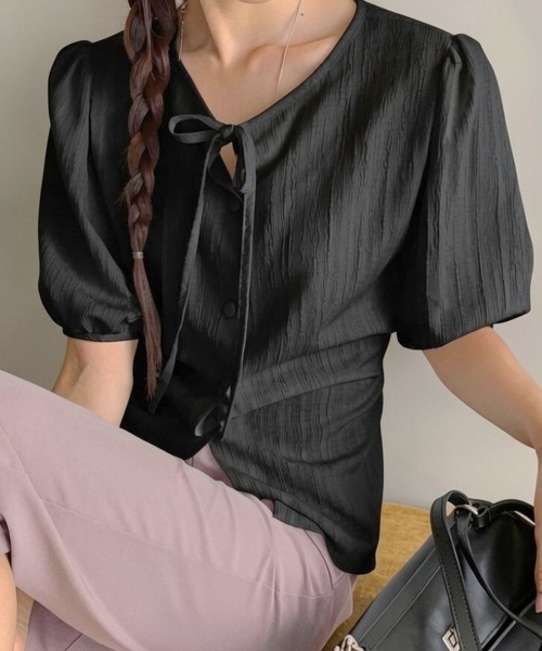 LOENNE(ロエヌ)の「Tie Neck Blouse / タイネックブラウス(Tシャツ/カットソー・レディース・ブラック/クリーム/ホワイト・FREE)」の16枚目の写真