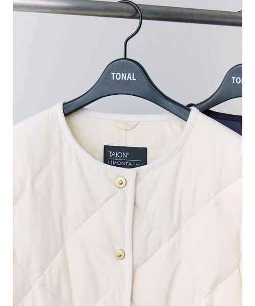 TONAL(トーナル)の「【TAIONコラボ】パイピングロングダウンコート(ダウンジャケット/コート・レディース・ブラウン/ネイビー/アイボリー・MEDIUM/SMALL)」の18枚目の写真