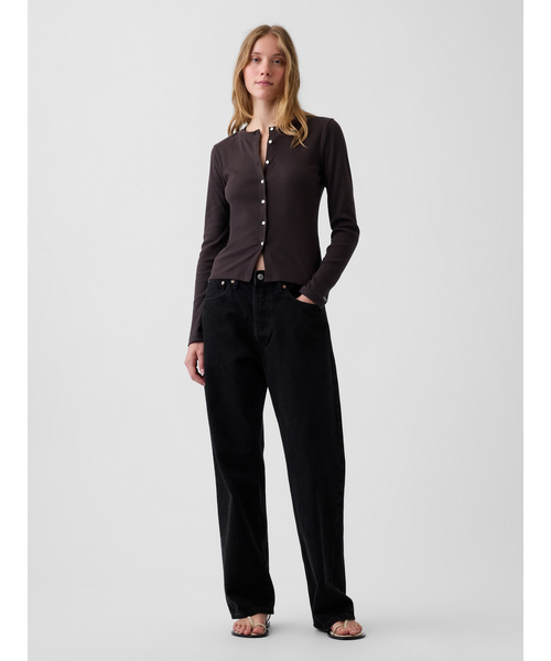 GAP(ギャップ)の「リブ フロントボタントップス(Tシャツ/カットソー・レディース・ブラウン/ブラック・XS/S/M/L/XL/XXS)」の4枚目の写真