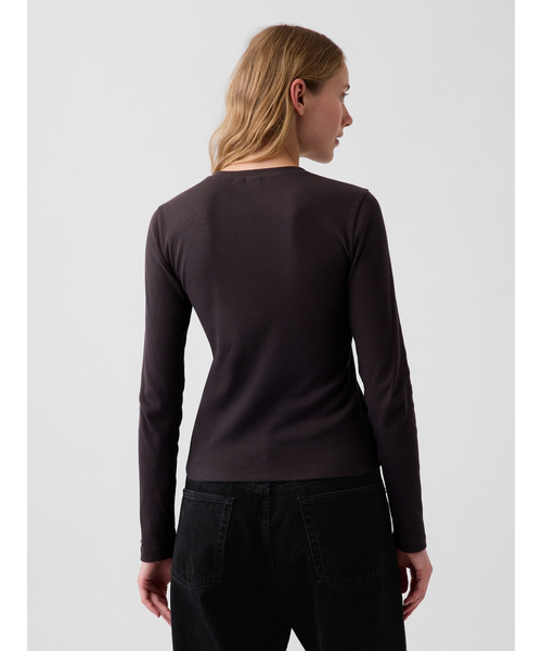 GAP(ギャップ)の「リブ フロントボタントップス(Tシャツ/カットソー・レディース・ブラウン/ブラック・XS/S/M/L/XL/XXS)」の6枚目の写真