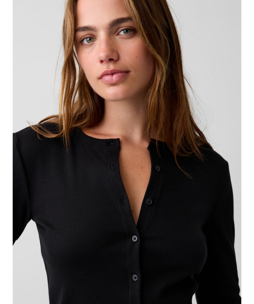 GAP(ギャップ)の「リブ フロントボタントップス(Tシャツ/カットソー・レディース・ブラウン/ブラック・XS/S/M/L/XL/XXS)」の7枚目の写真