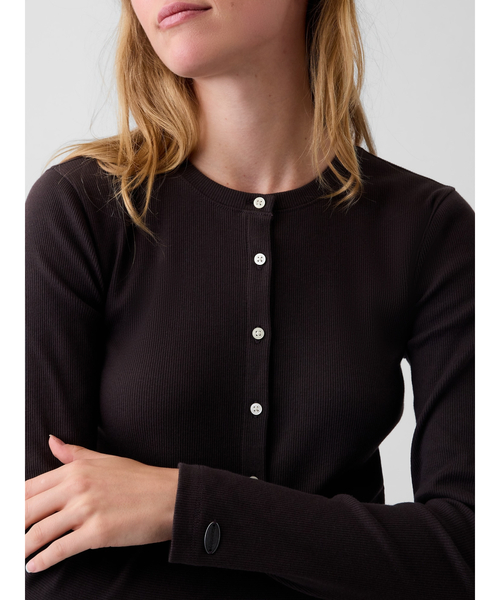 GAP(ギャップ)の「リブ フロントボタントップス(Tシャツ/カットソー・レディース・ブラウン/ブラック・XS/S/M/L/XL/XXS)」の8枚目の写真