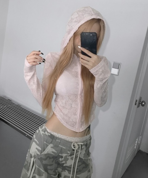 THEAIRTOWN(ジエアタウン)の「rose crop hz(パーカー・レディース・ブラック/アイボリー/ライトピンク・FREE)」の3枚目の写真