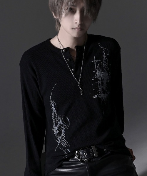 RUDOL(ルドル)の「『RUDOL/ルドル』グラフィックプリントワッフルヘンリーネックロンT(Tシャツ/カットソー・メンズ・ブラック/ホワイト・L/M)」の1枚目の写真