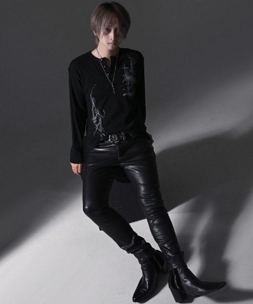 RUDOL(ルドル)の「『RUDOL/ルドル』グラフィックプリントワッフルヘンリーネックロンT(Tシャツ/カットソー・メンズ・ブラック/ホワイト・L/M)」の4枚目の写真