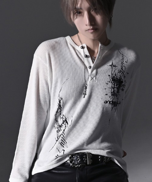 RUDOL(ルドル)の「『RUDOL/ルドル』グラフィックプリントワッフルヘンリーネックロンT(Tシャツ/カットソー・メンズ・ブラック/ホワイト・L/M)」の7枚目の写真