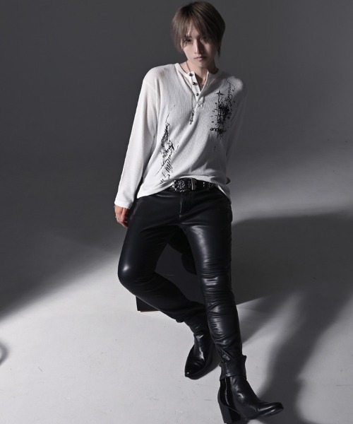 RUDOL(ルドル)の「『RUDOL/ルドル』グラフィックプリントワッフルヘンリーネックロンT(Tシャツ/カットソー・メンズ・ブラック/ホワイト・L/M)」の9枚目の写真