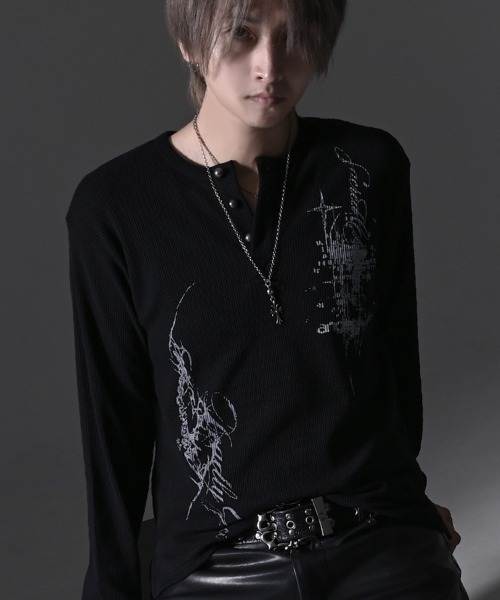 RUDOL(ルドル)の「『RUDOL/ルドル』グラフィックプリントワッフルヘンリーネックロンT(Tシャツ/カットソー・メンズ・ブラック/ホワイト・L/M)」の5枚目の写真