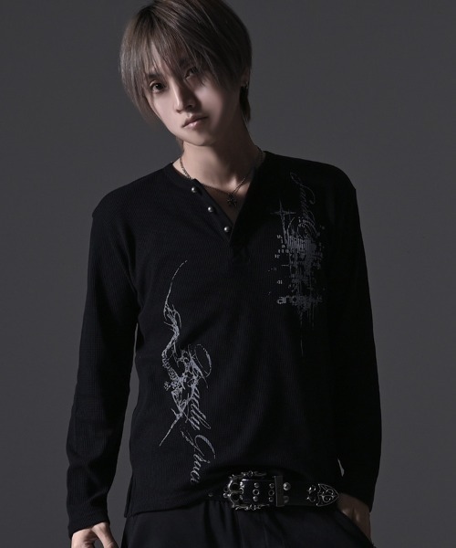 RUDOL(ルドル)の「『RUDOL/ルドル』グラフィックプリントワッフルヘンリーネックロンT(Tシャツ/カットソー・メンズ・ブラック/ホワイト・L/M)」の3枚目の写真