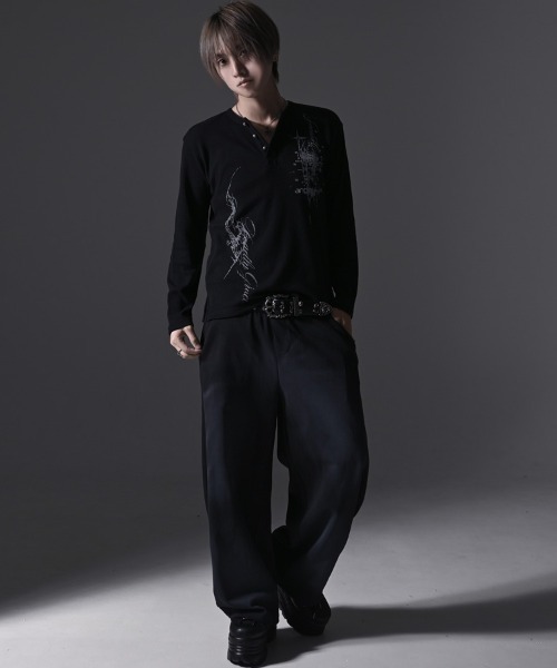 RUDOL(ルドル)の「『RUDOL/ルドル』グラフィックプリントワッフルヘンリーネックロンT(Tシャツ/カットソー・メンズ・ブラック/ホワイト・L/M)」の6枚目の写真