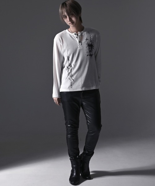 RUDOL(ルドル)の「『RUDOL/ルドル』グラフィックプリントワッフルヘンリーネックロンT(Tシャツ/カットソー・メンズ・ブラック/ホワイト・L/M)」の10枚目の写真