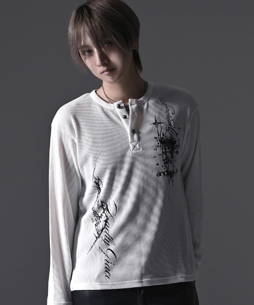 RUDOL(ルドル)の「『RUDOL/ルドル』グラフィックプリントワッフルヘンリーネックロンT(Tシャツ/カットソー・メンズ・ブラック/ホワイト・L/M)」の8枚目の写真