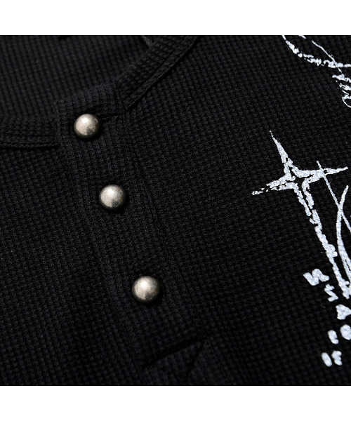 RUDOL(ルドル)の「『RUDOL/ルドル』グラフィックプリントワッフルヘンリーネックロンT(Tシャツ/カットソー・メンズ・ブラック/ホワイト・L/M)」の18枚目の写真
