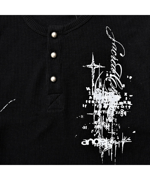 RUDOL(ルドル)の「『RUDOL/ルドル』グラフィックプリントワッフルヘンリーネックロンT(Tシャツ/カットソー・メンズ・ブラック/ホワイト・L/M)」の19枚目の写真
