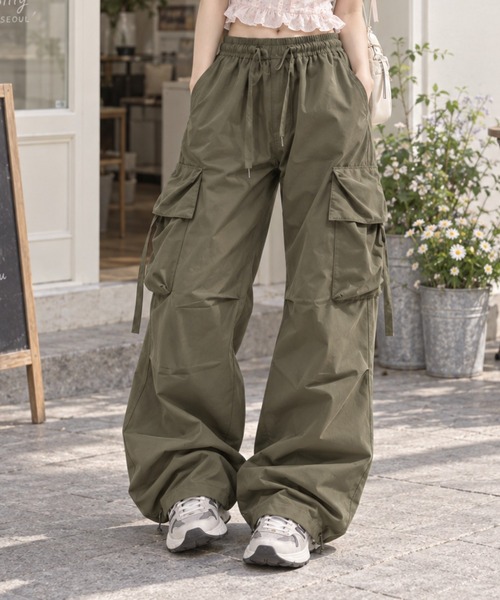 Silly(シリー)の「【ルーズシルエットでこなれ見え】ドロストワイドカーゴパンツ(カーゴパンツ・レディース・カーキ/アイボリー/ブラック・MEDIUM/LARGE)」の3枚目の写真
