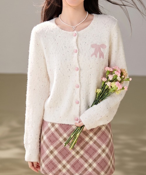 LUCPY(ラクピー)の「リボン刺繍フェザーニットカーディガン(カーディガン/ボレロ・レディース・ホワイト・X-LARGE/LARGE/MEDIUM/SMALL)」の2枚目の写真