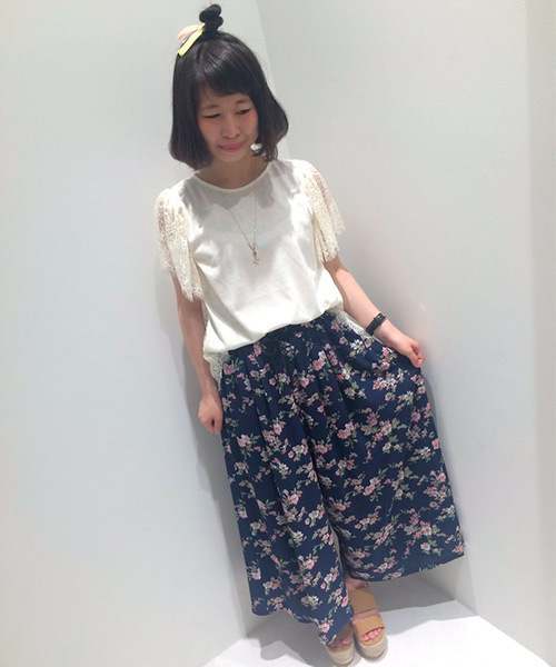 RAY CASSIN（レイカズン）の「レーヨン花柄スカーチョ（その他パンツ・レディース・ネイビー/オフホワイト・FREE）」の3枚目の写真