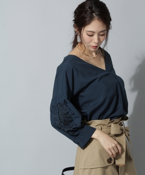 Andemiu（アンデミュウ）の「ソデシシュウヌケエリブラウス769083（シャツ/ブラウス・レディース・カーキ/アイボリー/ネイビー・FREE）」の3枚目の写真