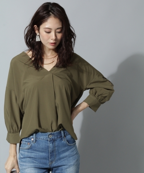 Andemiu（アンデミュウ）の「ソデシシュウヌケエリブラウス769083（シャツ/ブラウス・レディース・カーキ/アイボリー/ネイビー・FREE）」の2枚目の写真