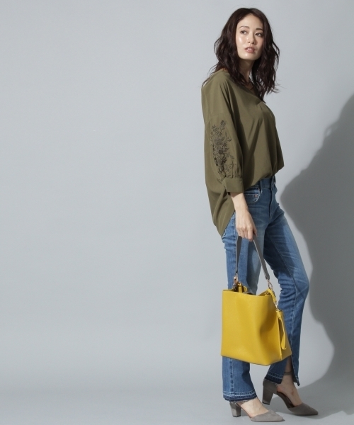 Andemiu（アンデミュウ）の「ソデシシュウヌケエリブラウス769083（シャツ/ブラウス・レディース・カーキ/アイボリー/ネイビー・FREE）」の4枚目の写真