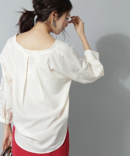 Andemiu（アンデミュウ）の「ソデシシュウヌケエリブラウス769083（シャツ/ブラウス・レディース・カーキ/アイボリー/ネイビー・FREE）」の6枚目の写真