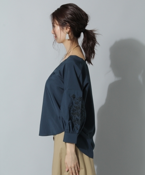 Andemiu（アンデミュウ）の「ソデシシュウヌケエリブラウス769083（シャツ/ブラウス・レディース・カーキ/アイボリー/ネイビー・FREE）」の8枚目の写真