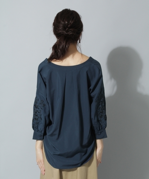 Andemiu（アンデミュウ）の「ソデシシュウヌケエリブラウス769083（シャツ/ブラウス・レディース・カーキ/アイボリー/ネイビー・FREE）」の10枚目の写真