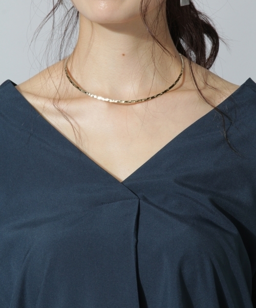 Andemiu（アンデミュウ）の「ソデシシュウヌケエリブラウス769083（シャツ/ブラウス・レディース・カーキ/アイボリー/ネイビー・FREE）」の11枚目の写真