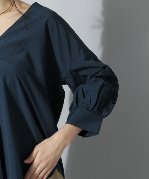 Andemiu（アンデミュウ）の「ソデシシュウヌケエリブラウス769083（シャツ/ブラウス・レディース・カーキ/アイボリー/ネイビー・FREE）」の12枚目の写真